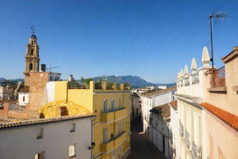 Calle tradicional con vistas a Montserrat