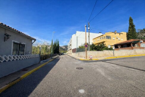 Calle tranquila bajo el sol