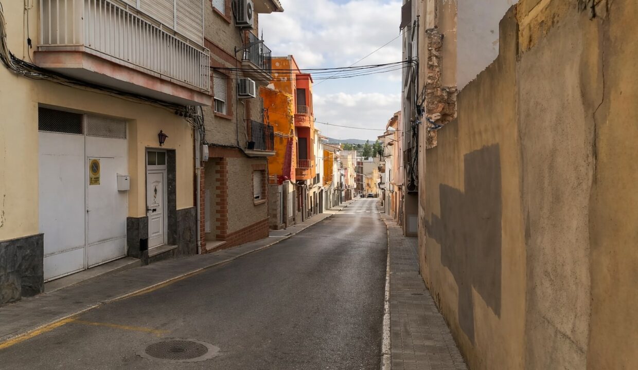 Calle tranquila en un barrio residencial