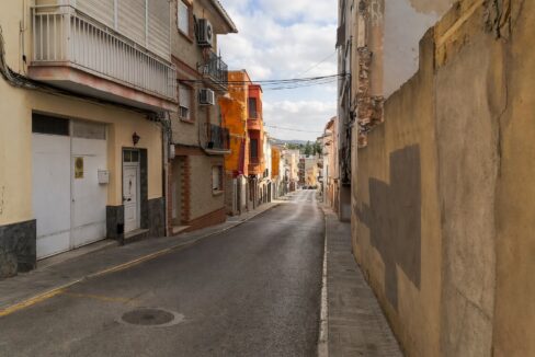 Calle tranquila en un barrio residencial
