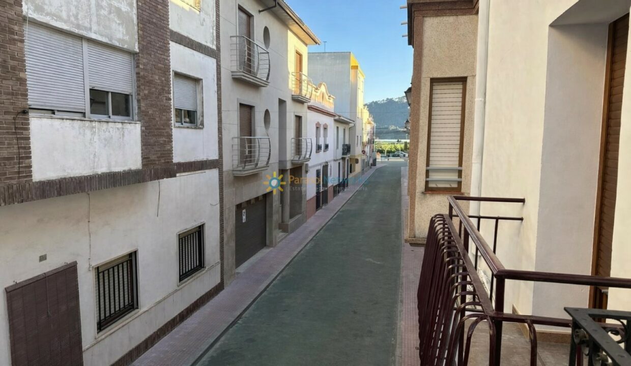 Calle tranquila en un pueblo español