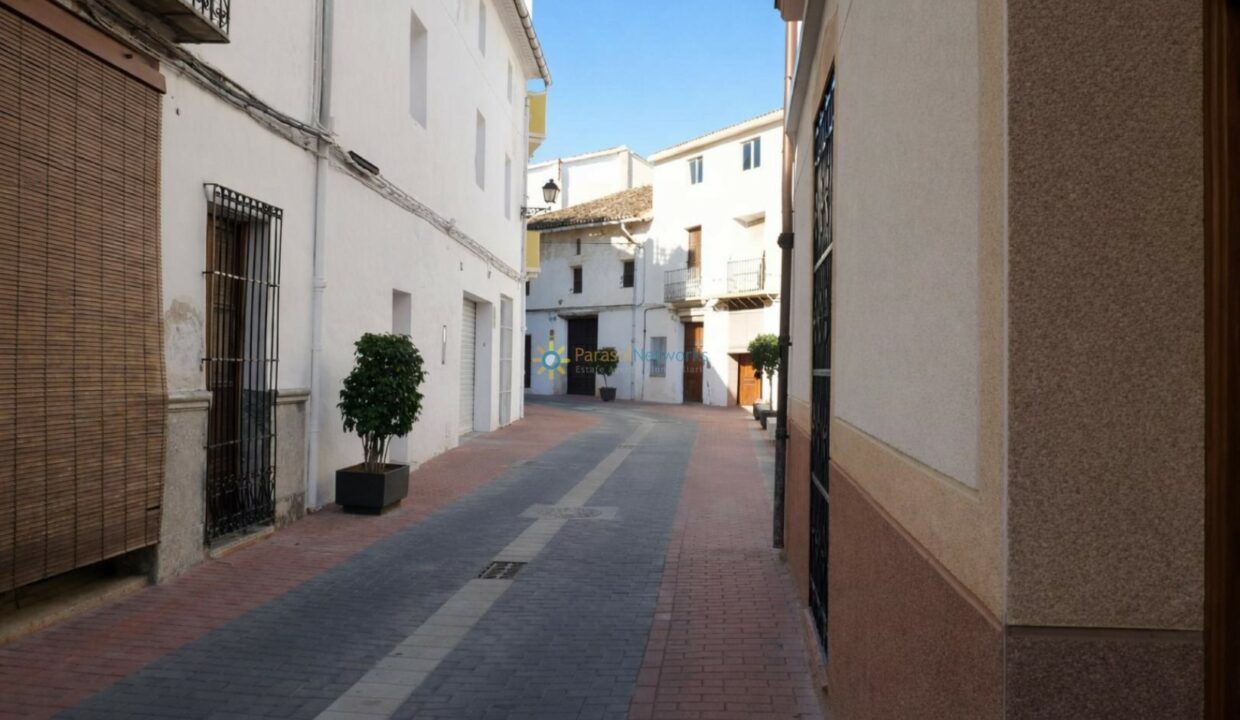 Calle tranquila en un pueblo español