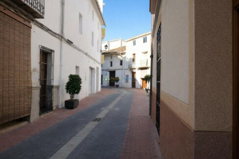 Calle tranquila en un pueblo español