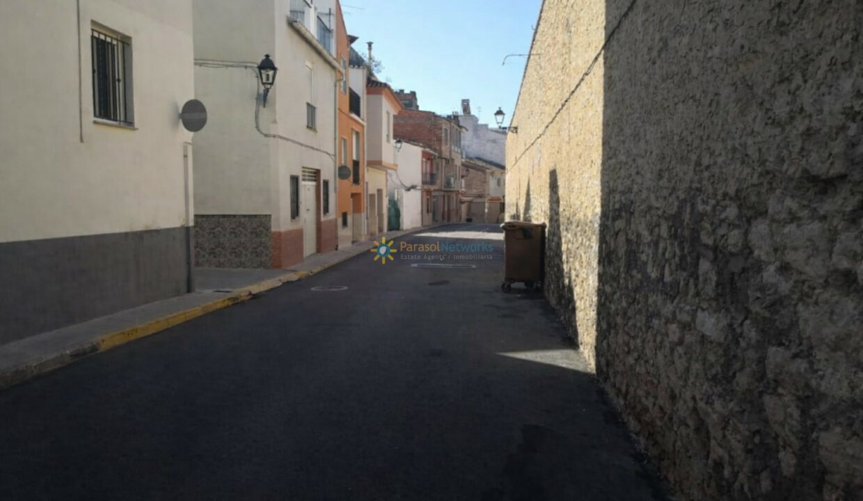 Calle tranquila en un pueblo mediterráneo