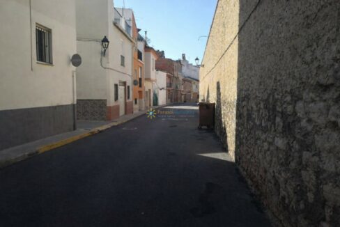 Calle tranquila en un pueblo mediterráneo