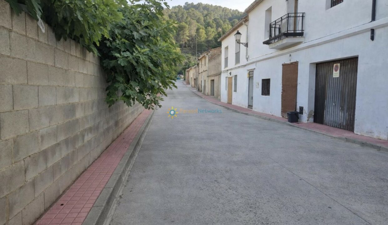 Calle tranquila en un pueblo mediterráneo