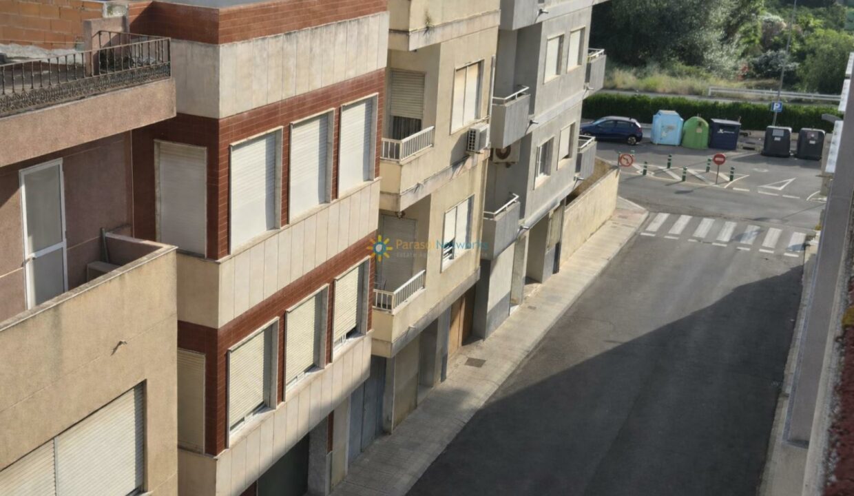 Calle urbana con contenedores de reciclaje