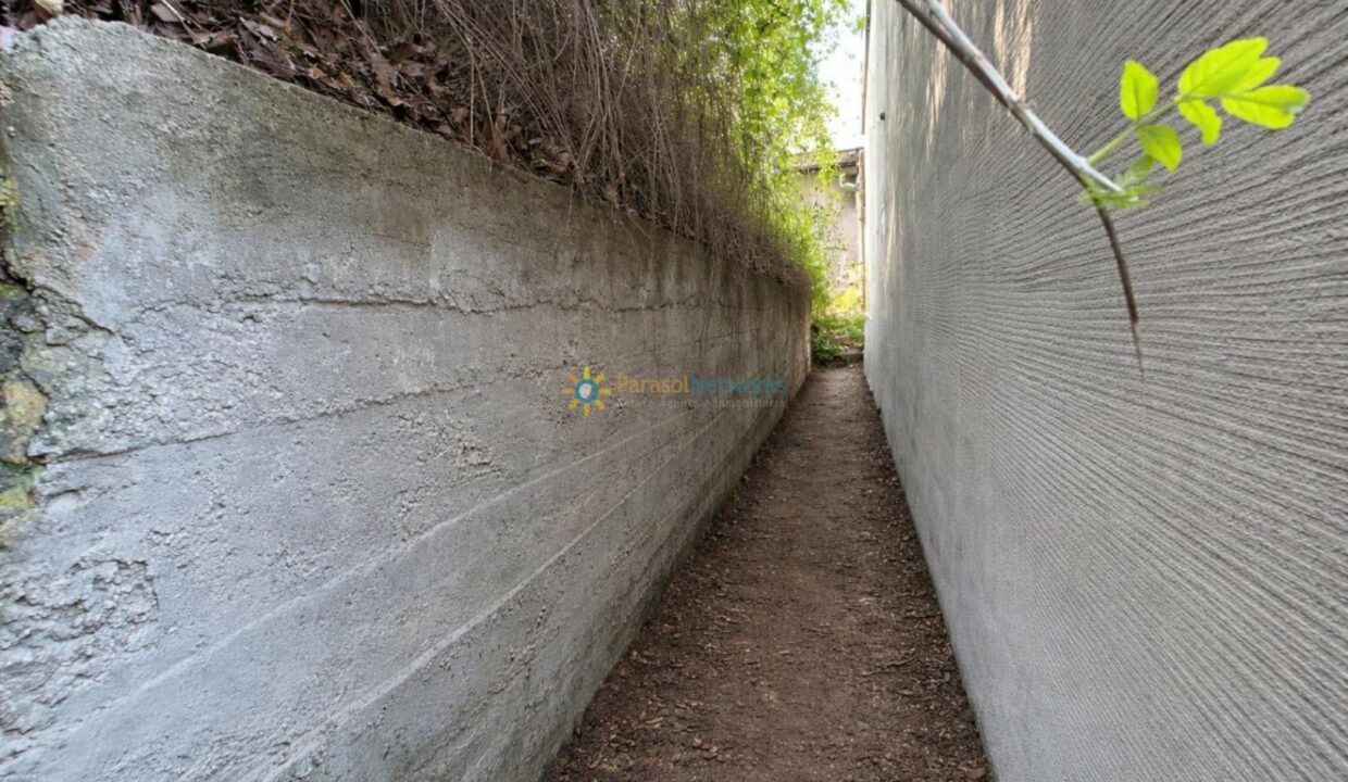 Callejón estrecho y despejado