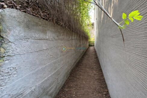 Callejón estrecho y despejado