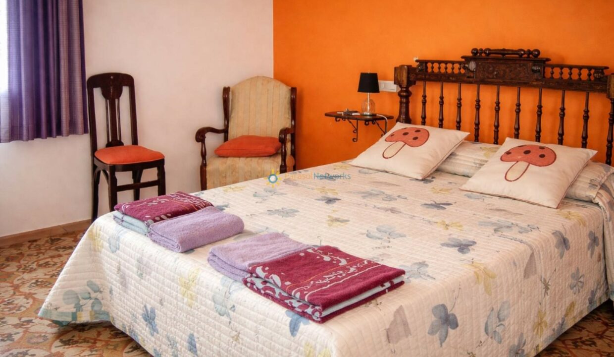 Cama de madera con toallas ordenadas