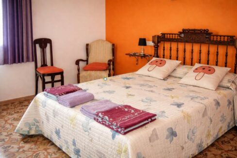 Cama de madera con toallas ordenadas