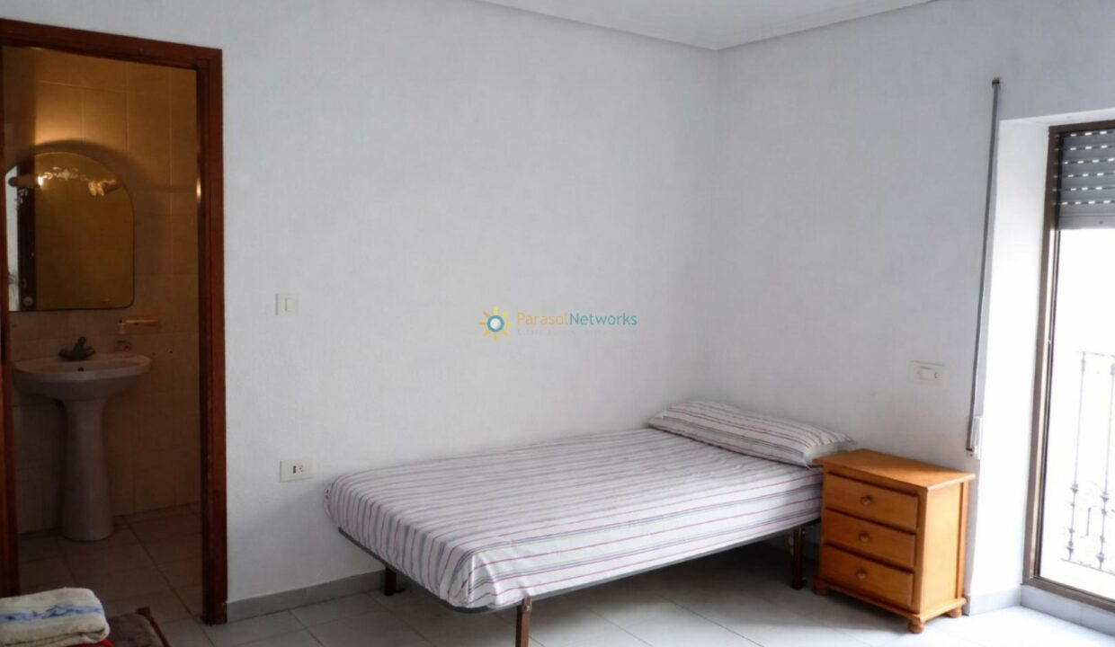 Cama ordenada en habitación luminosa