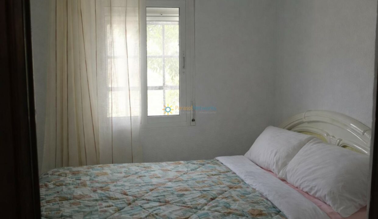 Cama ordenada y luz natural