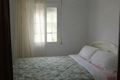 Cama ordenada y luz natural