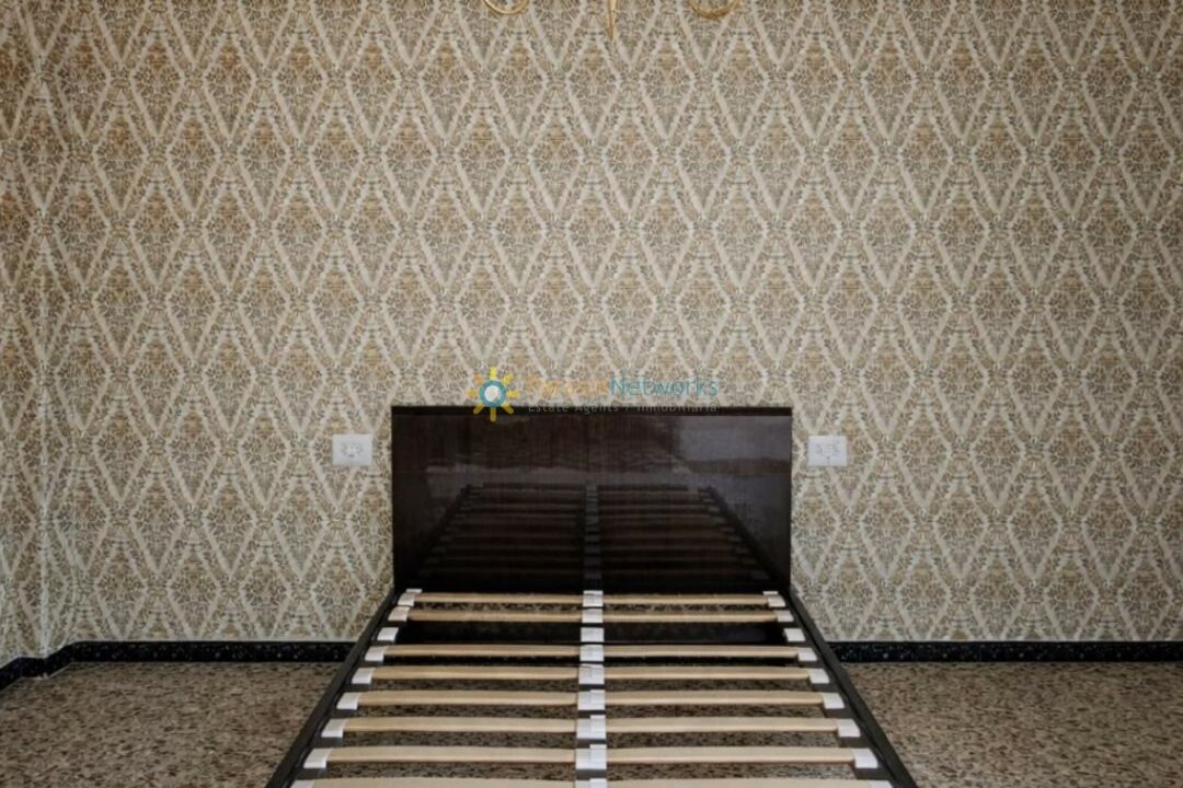 Cama vintage con detalles elegantes