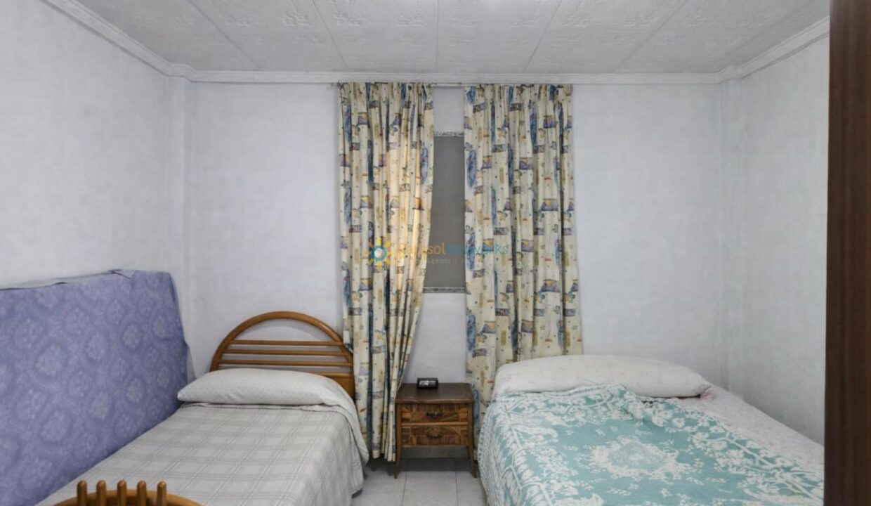 Cámara en una habitación cómoda y ordenada