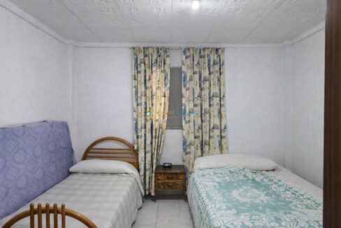 Cámara en una habitación cómoda y ordenada