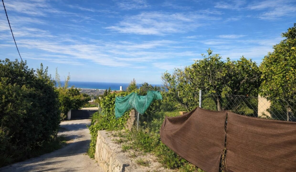 Camino costero hacia el mar