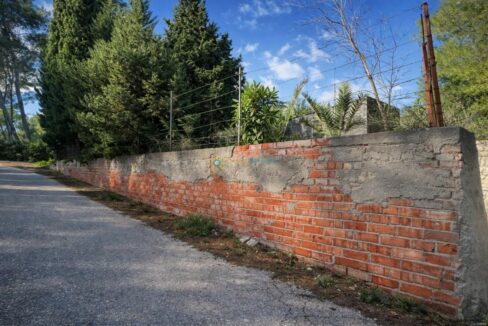 Camino curvado junto a muro antiguo