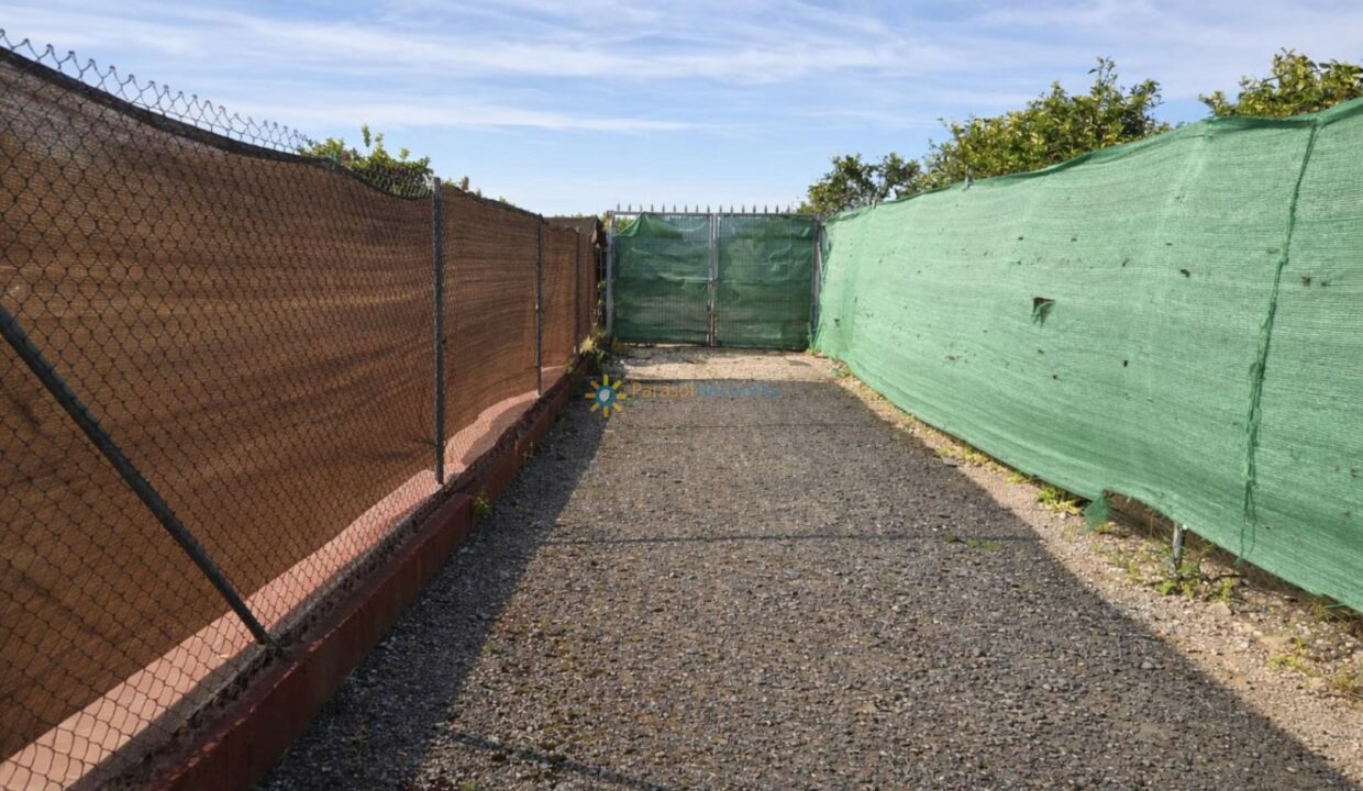 Camino de grava hacia el portón