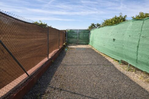 Camino de grava hacia el portón