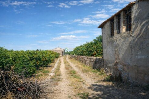 Camino hacia la capilla rural