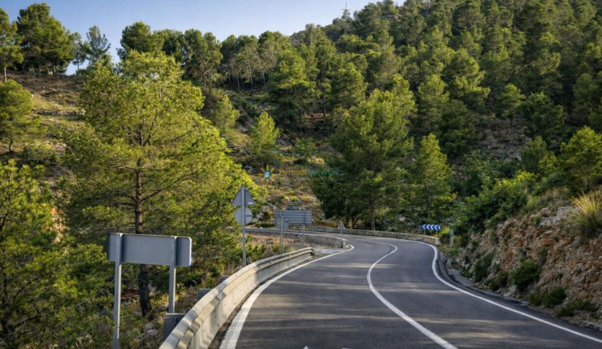 Camino montañoso al atardecer