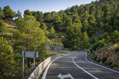 Camino montañoso al atardecer