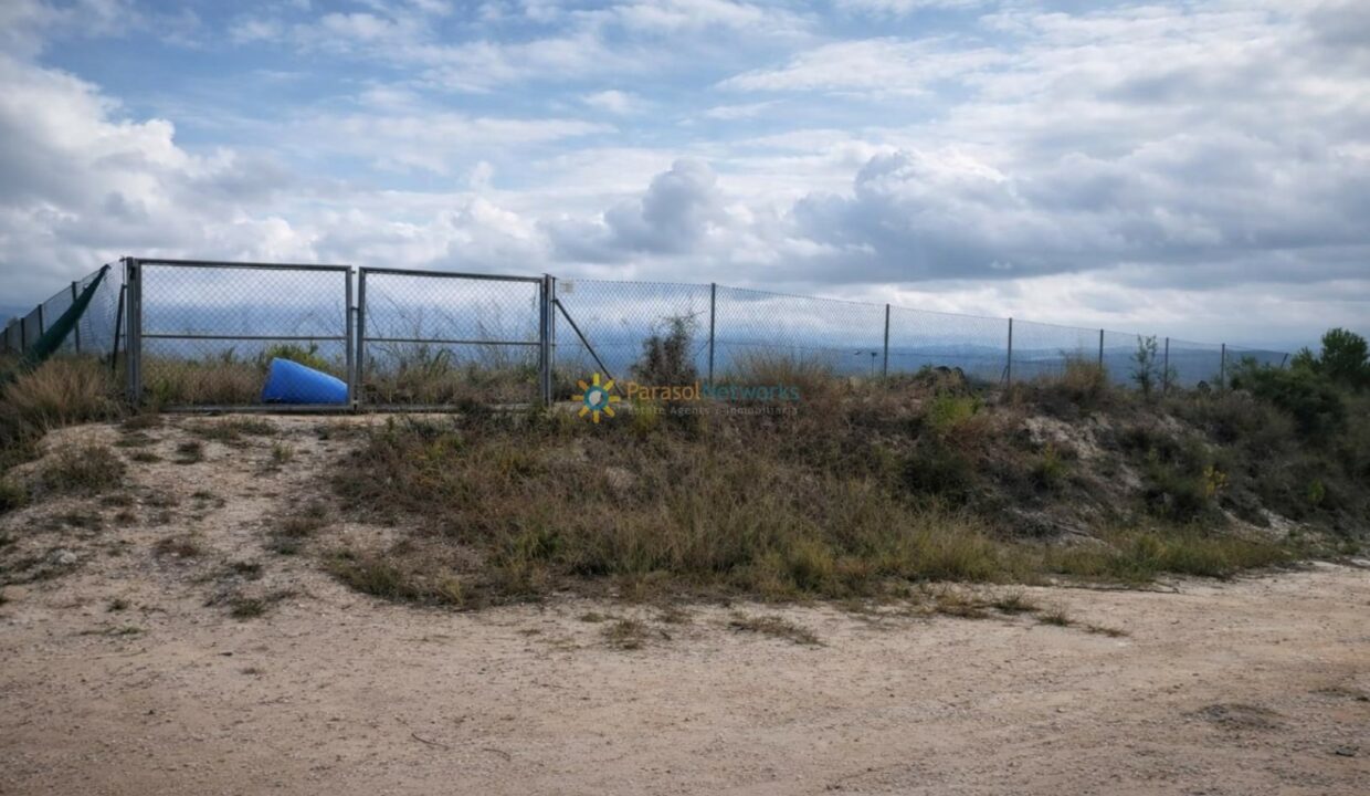 Camino polvoriento hacia la cerca