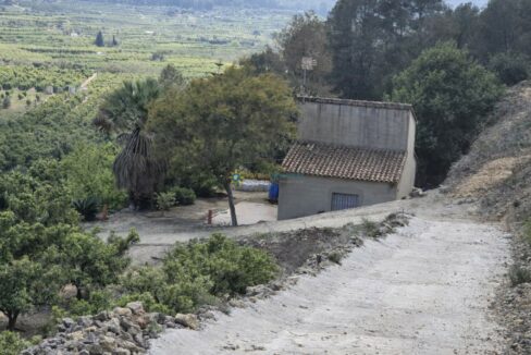 Camino rural hacia una casa modesta
