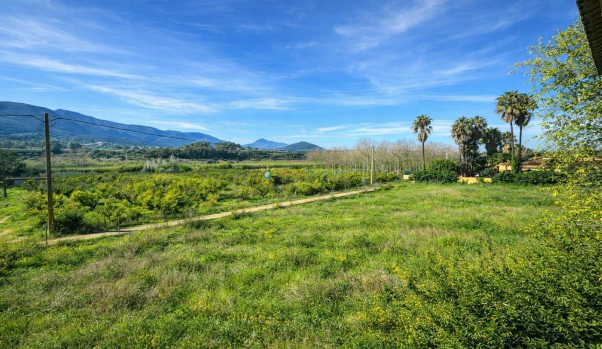 Campo rural con montañas y caminos