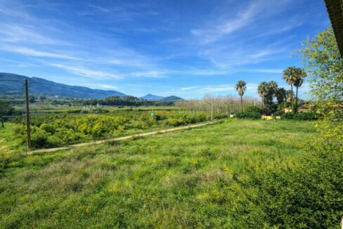 Campo rural con montañas y caminos