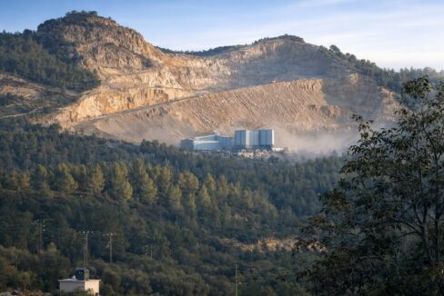 Cantera industrial en la tarde