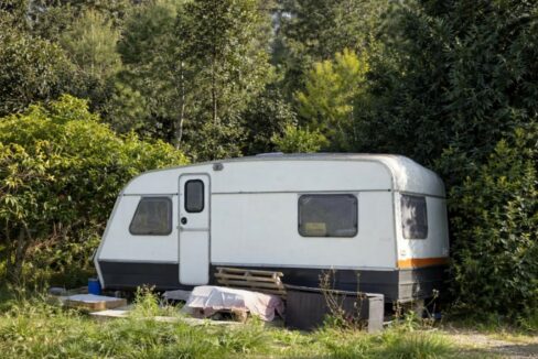 Caravana en un claro del bosque