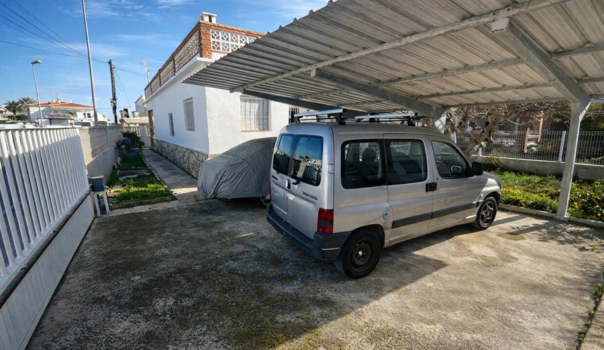 Carport y vehículo en la tarde