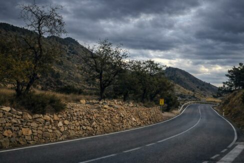 Carretera serpenteante en paisaje montañoso (1)
