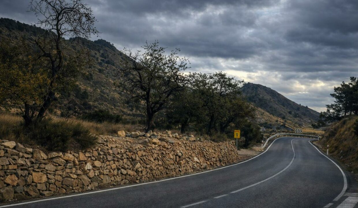 Carretera serpenteante en paisaje montañoso (2)