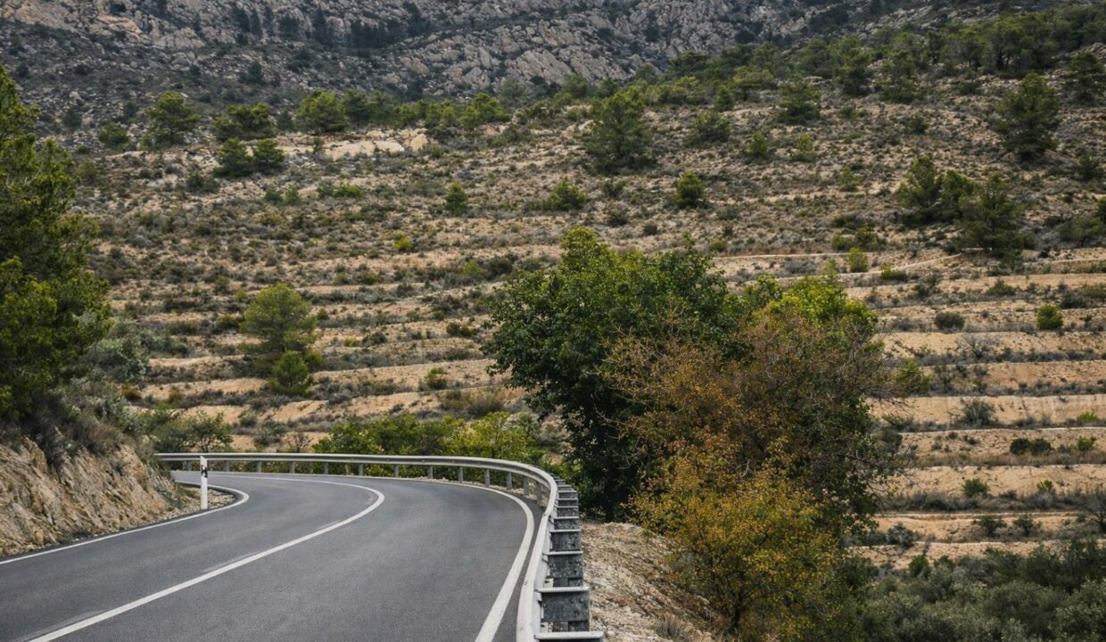 Carretera serpenteante en paisaje montañoso
