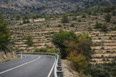 Carretera serpenteante en paisaje montañoso