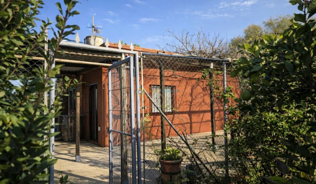 Casa a través de la reja