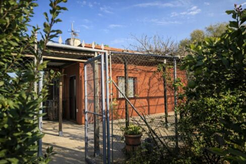 Casa a través de la reja