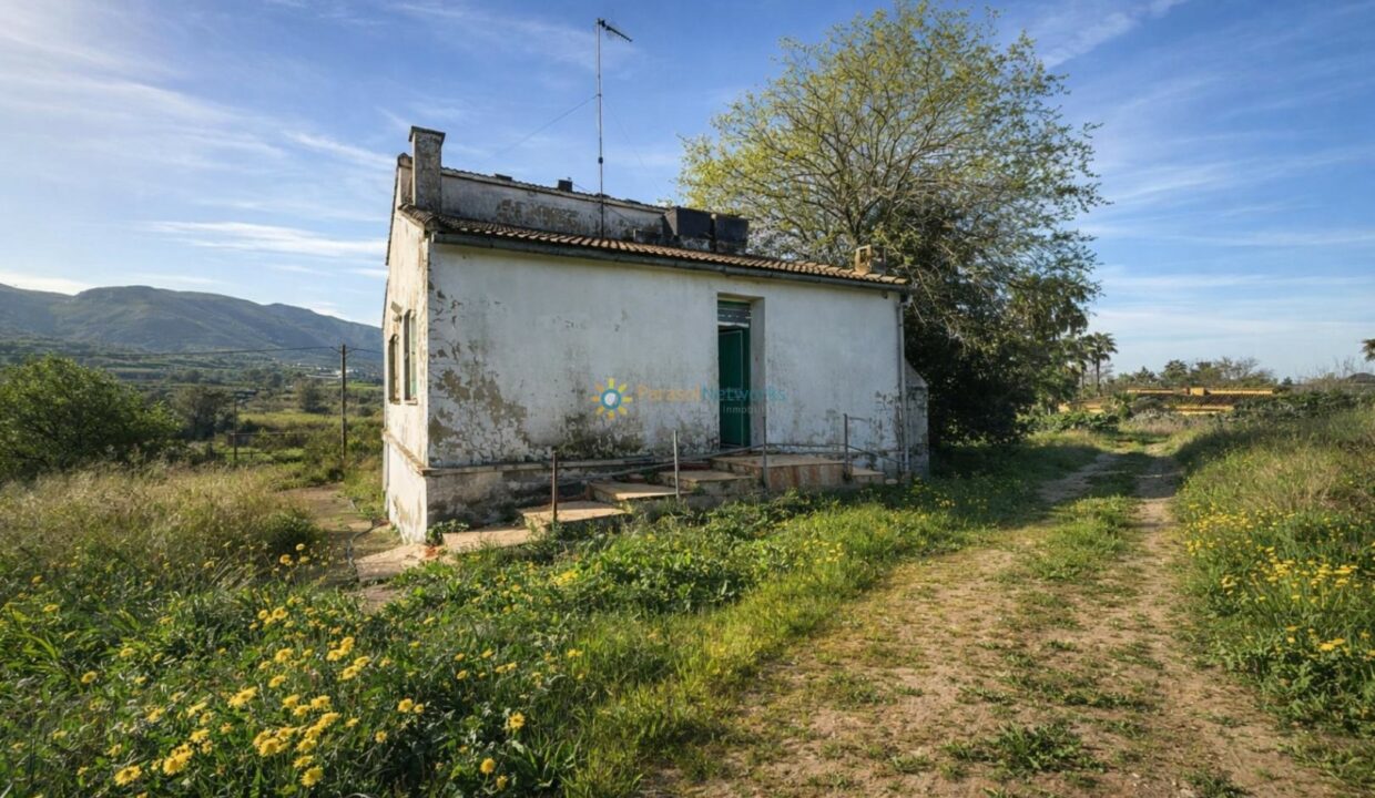 Casa abandonada en la tarde clara