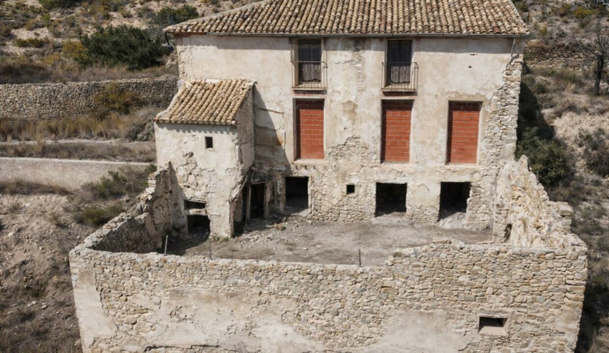 Casa abandonada en paisaje árido