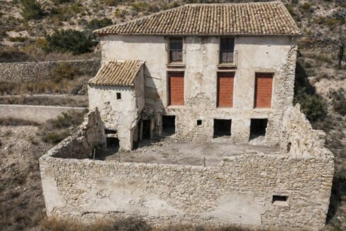 Casa abandonada en paisaje árido