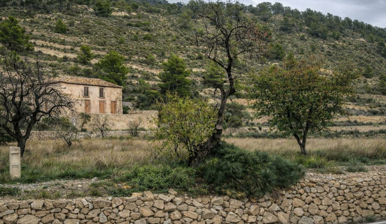 Casa abandonada en paisaje rural