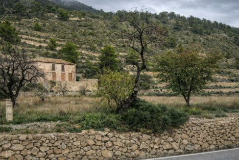Casa abandonada en paisaje rural