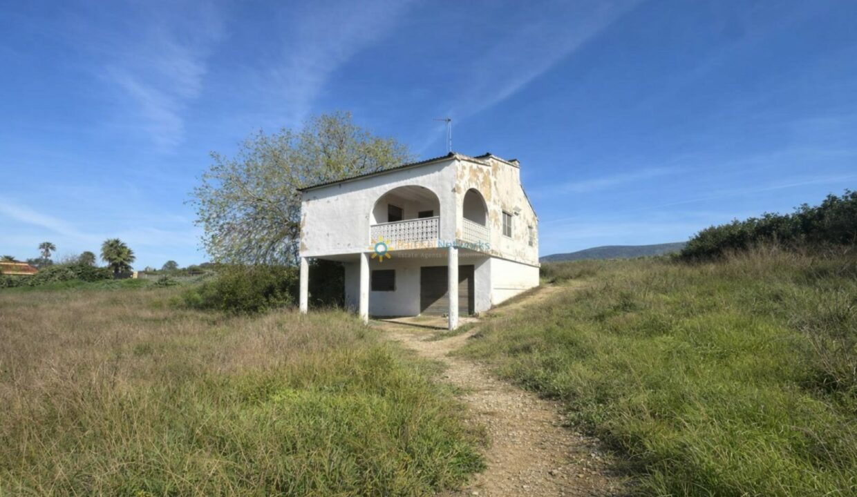 Casa abandonada en paisaje rural