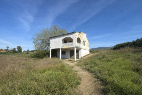Casa abandonada en paisaje rural