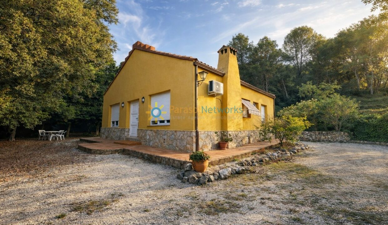 Casa amarilla en el bosque