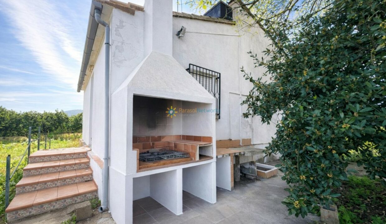 Casa antigua con área de barbacoa